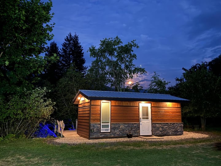 Let It Bee Farm Stay Cabin - Cabins for Rent in Sicamous, British