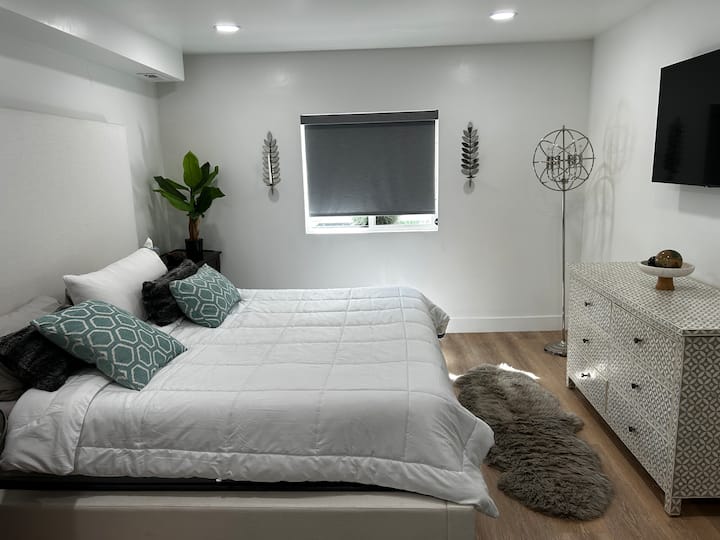 Ще се отпуснете в това удобно двойно легло с отделна баня на основния етаж. 