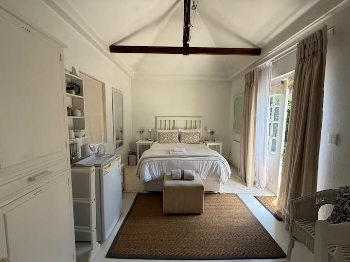 Quaint country cottage near the city