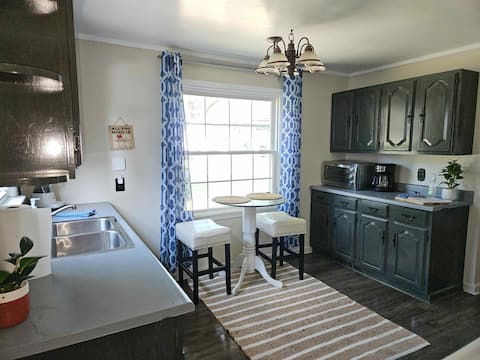 Cute 3 bd Pet Friendly home - heart of Boardman!