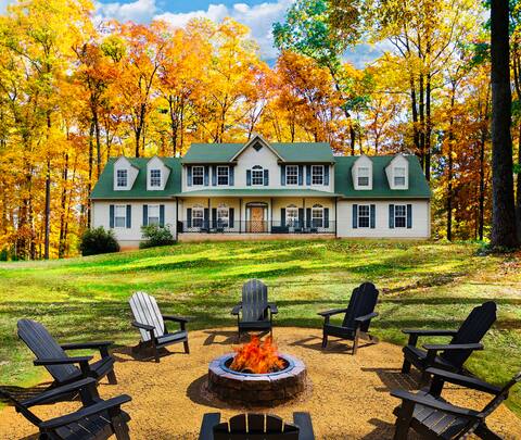 Large Arcade ~ Hot tub ~ Firepit ~ BBQ ~ King Beds