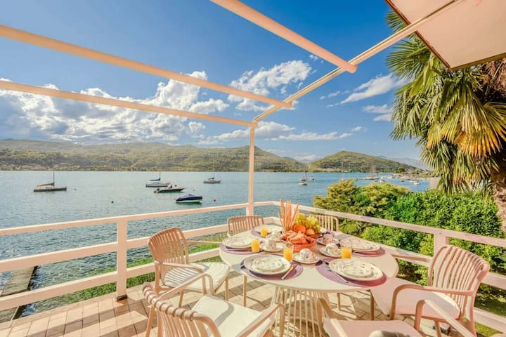Italian Lakes lakeside villa with lake access