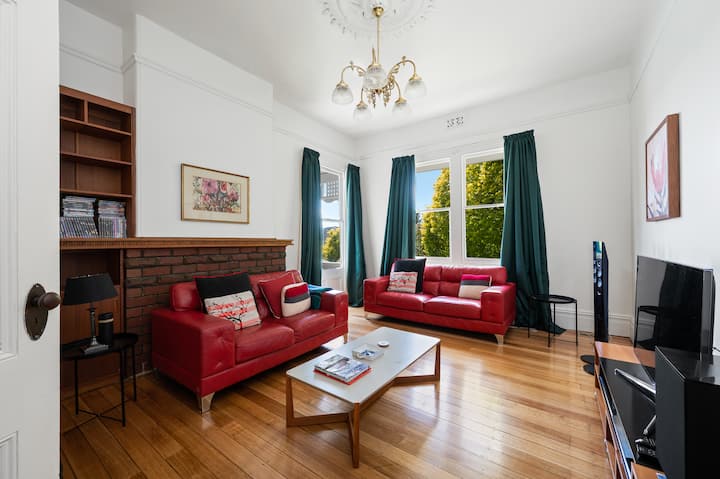 Classic Cornelian Bay Hideaway - Warm, Water Views - Hobart