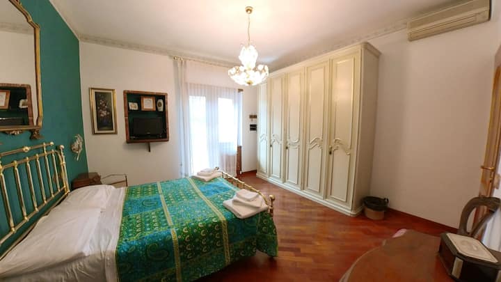 chambre lumineuse et spacieuse du « chat » avec lit double