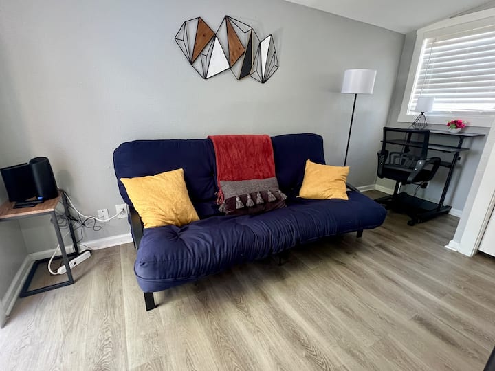 Მე-2 საძინებელს, საჭიროებისამებრ, აქვს უკანა კარის ცალკე შესასვლელიც, უკანა მხარეს კი ორი საპარკინგე ადგილია. Ეს ოთახი შესანიშნავია არა მხოლოდ როგორც საძინებელი, არამედ დამატებითი საცხოვრებელი სივრცე ვინმესთვის ან ბავშვებისთვის, რომ დაიძინონ, გაერთონ და უყურონ საკუთარ შოუებს.