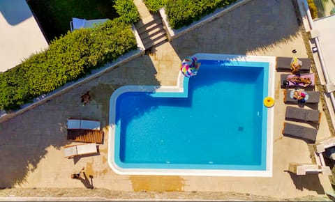 Popular Airbnb listing: Grace Villa Mykonos, Sea View - Ornos Beach in Περιφερειακή Ενότητα Μυκόνου