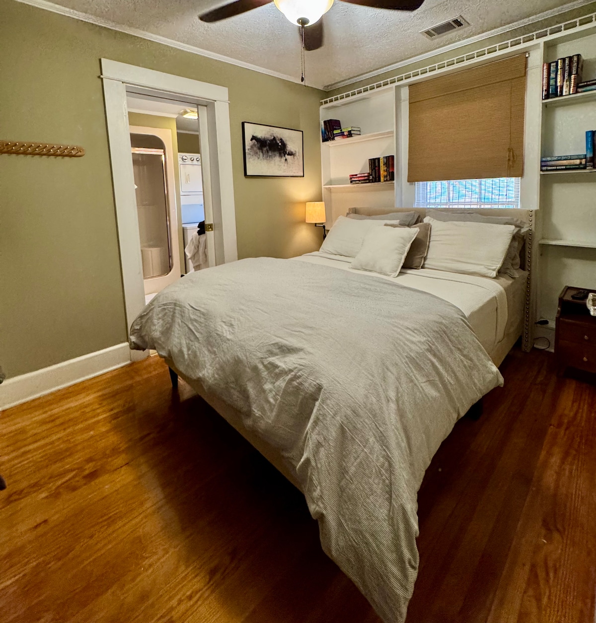 سرير بحجم كوين مع مرتبة جديدة - وسائد وبياضات أسرّة عالية الجودة، ويحتوي أيضًا على تلفزيون 