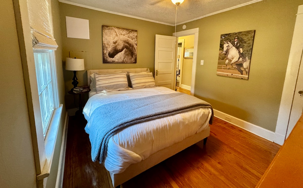 سرير بحجم كوين مع مرتبة جديدة - وسائد وبياضات أسرّة عالية الجودة، ويحتوي أيضًا على تلفزيون