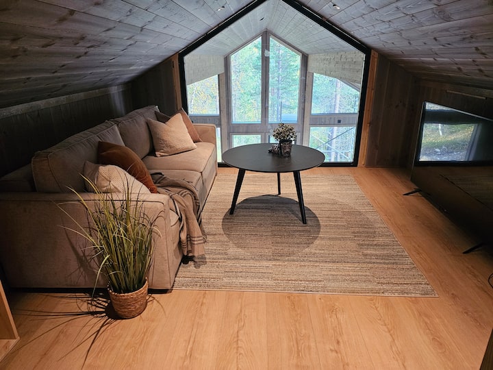 غرفة معيشة علوية تحتوي على سرير أريكة وتلفزيون وألعاب وألعاب أطفال. هنا يمكنك الاستمتاع بالمناظر الجيدة والشعور بمعدل ضربات القلب