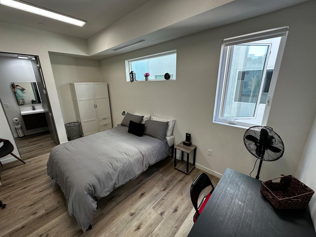 Prostrana luksuzna soba ima privatnu kupaonicu i tuš, udoban krevet, radni stol i veliki TV s uslugama streaminga koje se nalaze na 2. katu