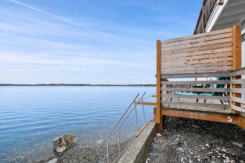A truly waterfront home - a rare find! Kayaks, W/D