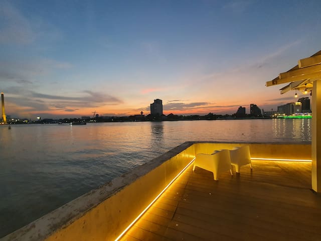 Riverfront house for rent/Chao phraya river house