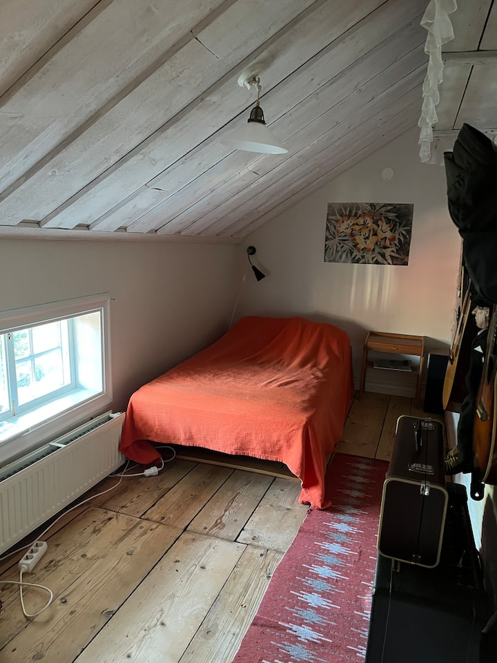 Karibu kwenye chumba cha muziki! Chumba chenye starehe kilicho na dari za mteremko na mandhari ya bustani kwenye ghorofa ya juu. 