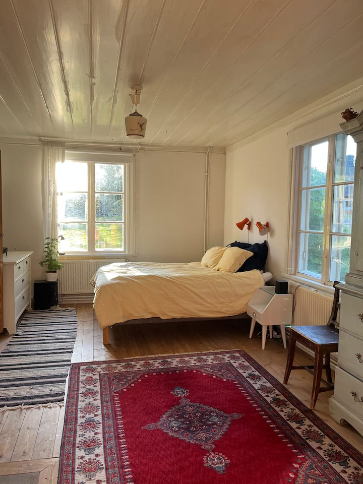 Chumba cha kulala angavu na kikubwa chenye kitanda mara mbili (sentimita 140) na jiko lenye vigae kwenye ghorofa ya chini. 