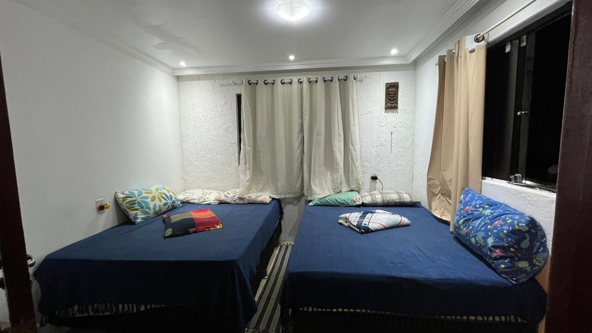 Habitación tropical
- Para 4 personas, con aire acondicionado y ventilador y 2 ventanas. 