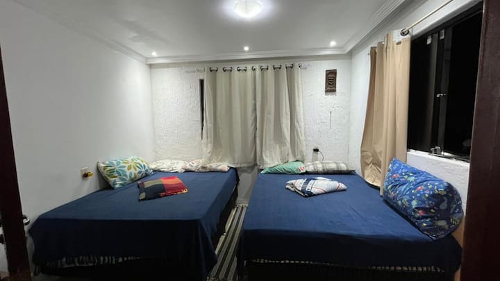 Habitación Tropical
- Para 4 personas, con aire acondicionado y ventilador y 2 ventanas. 