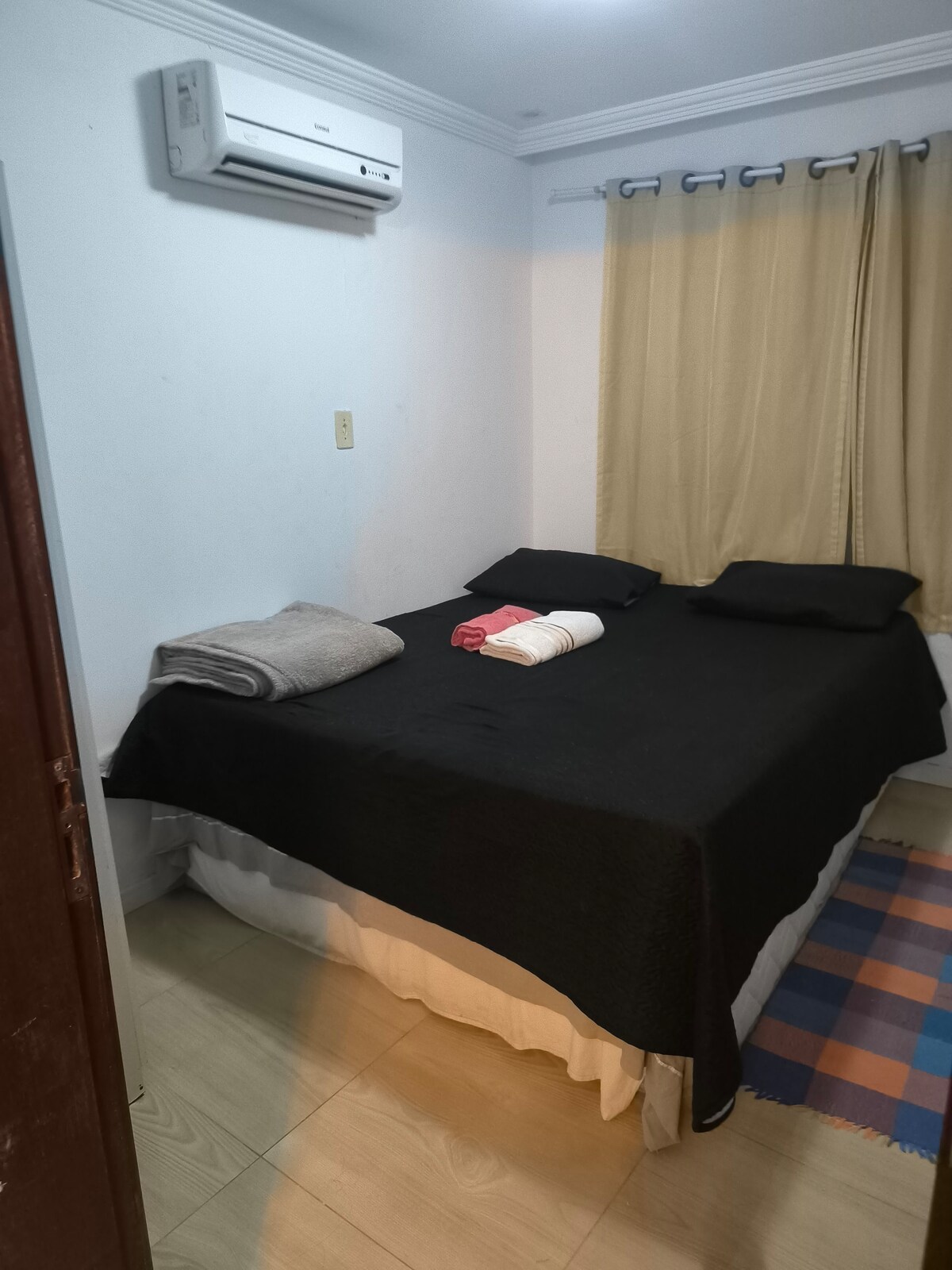 Habitación para dos personas, con aire acondicionado y una gran ventana. 