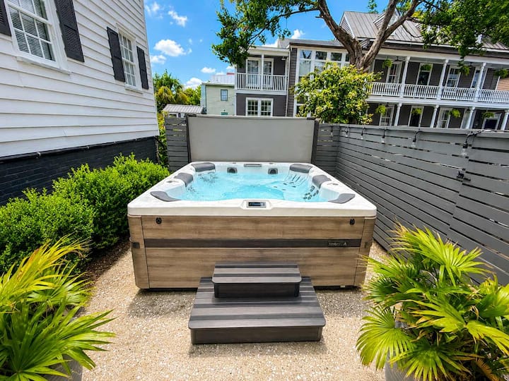 Hot Tub  Porches  Parking  Walk To King St! - Charleston, SC