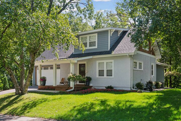 Upscale Minnetonka Beach Cabin gallery image 2