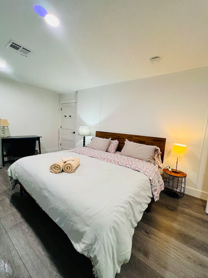 Საწოლი დიდი ზომის - სამუშაო მაგიდა - გარდერობი და ტელევიზორი. Იდეალურია მზის განტვირთვის შემდეგ.