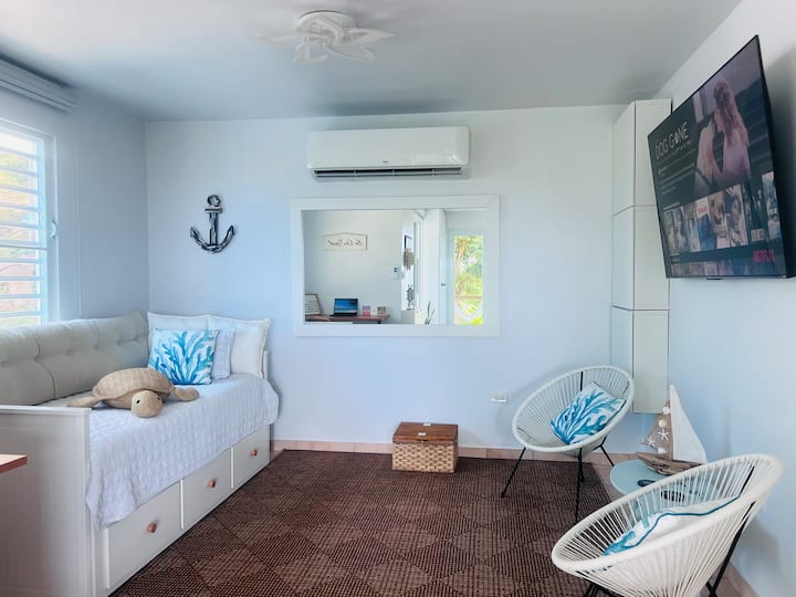 此房源配备双人沙发床、空调和可收看Netflix的智能电视。 在清新的海滨风格环境中放松身心，是探索一天后放松身心的理想之选。 舒适和娱乐，尽在这里！