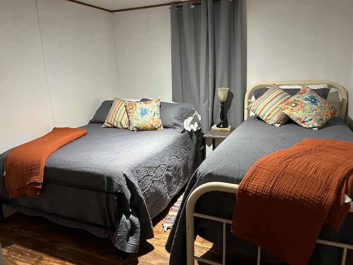 Брачен кревет (широк 125 – 149 см) и кревет за едно лице (широк 80 – 109 см)
