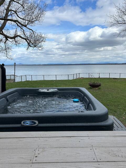 Lakeside Sunrise Cottage with hot tub