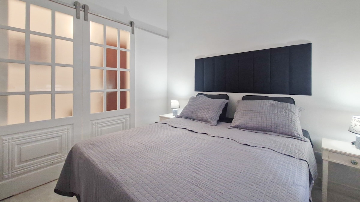 Kitanda cha ukubwa wa malkia chenye vitanda 2 vilivyounganishwa 
Jiji linaweza kuwa ikiwa	litasimama kutumika kama vitanda 2 vya mtu mmoja ikiwa litaombwa.
Chumba kilicho na kiyoyozi na feni ya dari yenye udhibiti wa mbali 