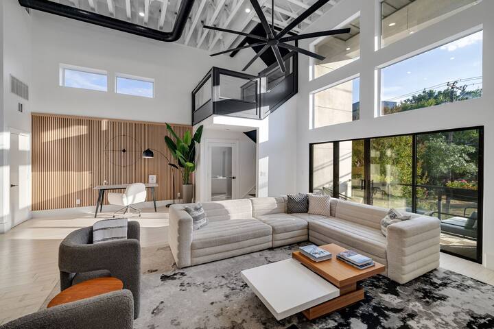 Modern Oasis in Deep Ellum–Spacious Home Sleeps 14 gallery image 3