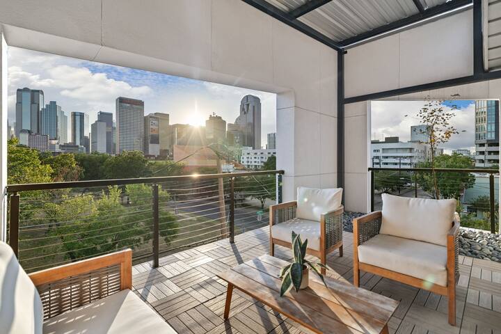 Modern Oasis in Deep Ellum–Spacious Home Sleeps 14 gallery image 4