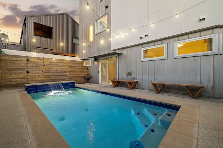 Modern Oasis in Deep Ellum–Spacious Home Sleeps 14 gallery image 2