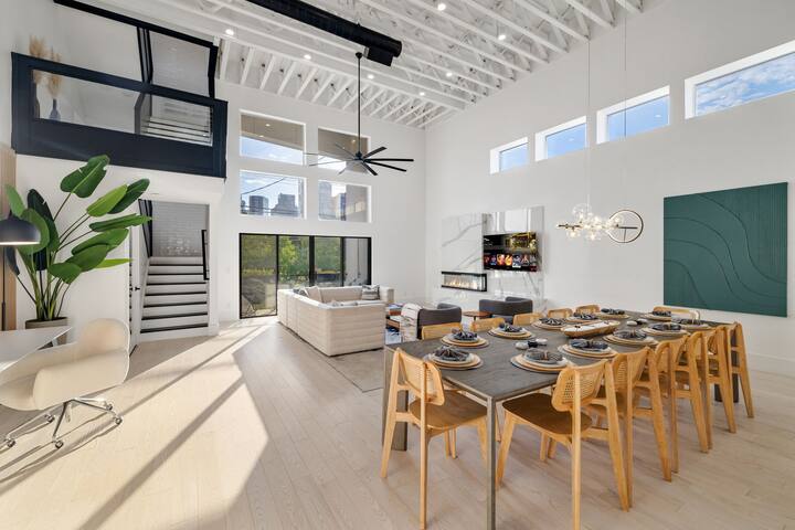 Modern Oasis in Deep Ellum–Spacious Home Sleeps 14 gallery image 5