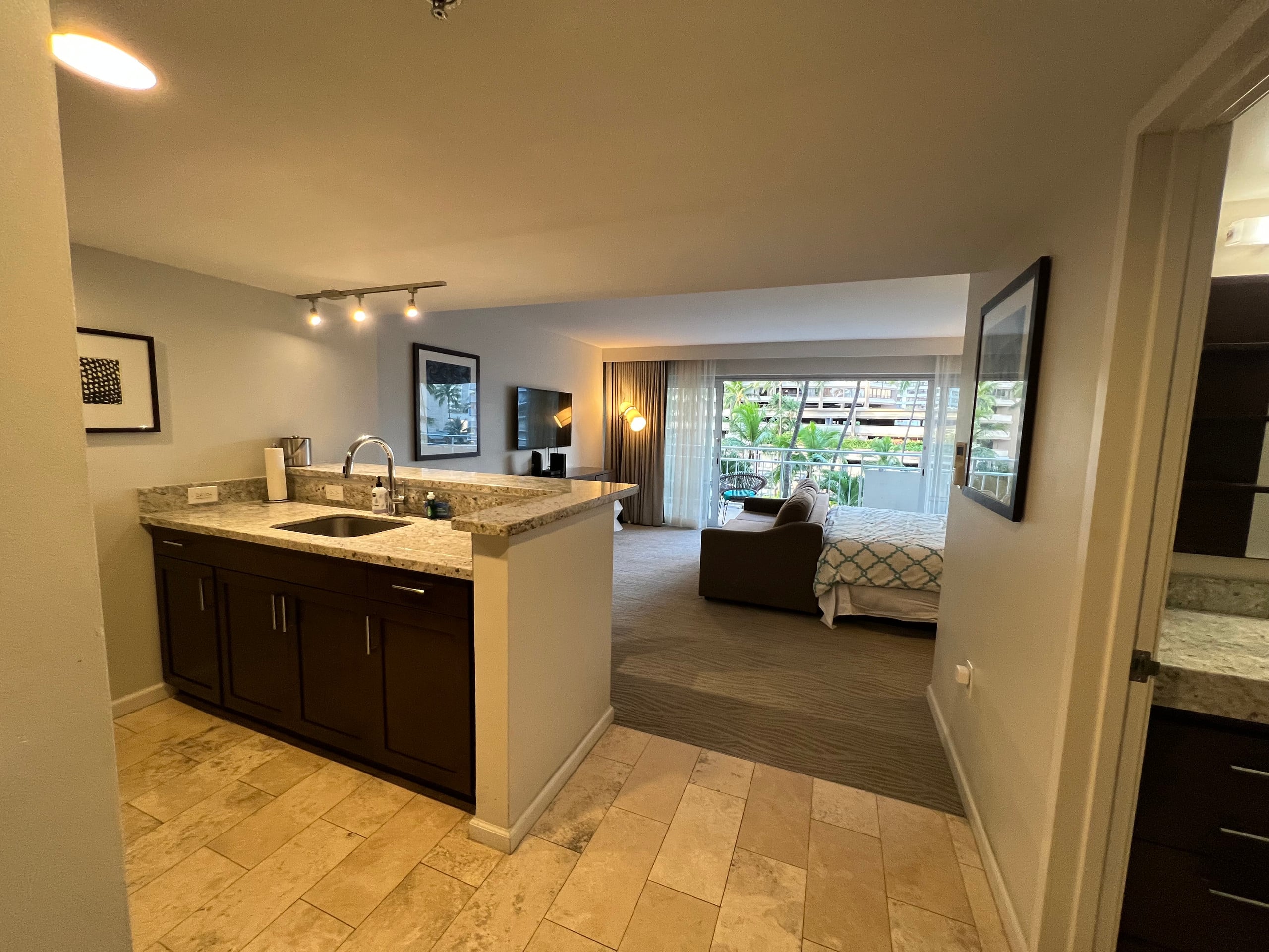 Ilikai Waikīkī Studio w/ 2 Pools and large lanai - Image 6