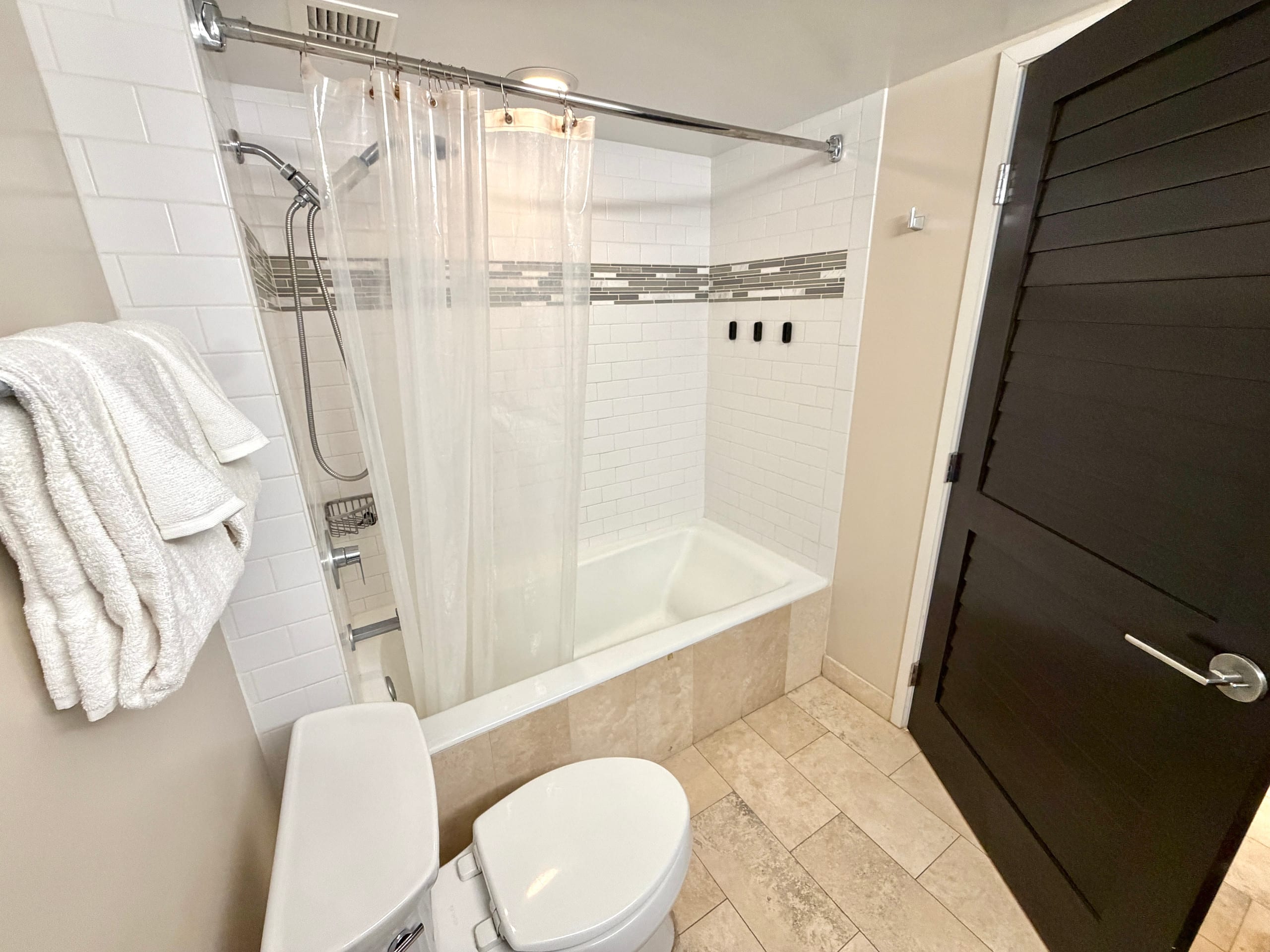 Ilikai Waikīkī Studio w/ 2 Pools and large lanai - Image 9