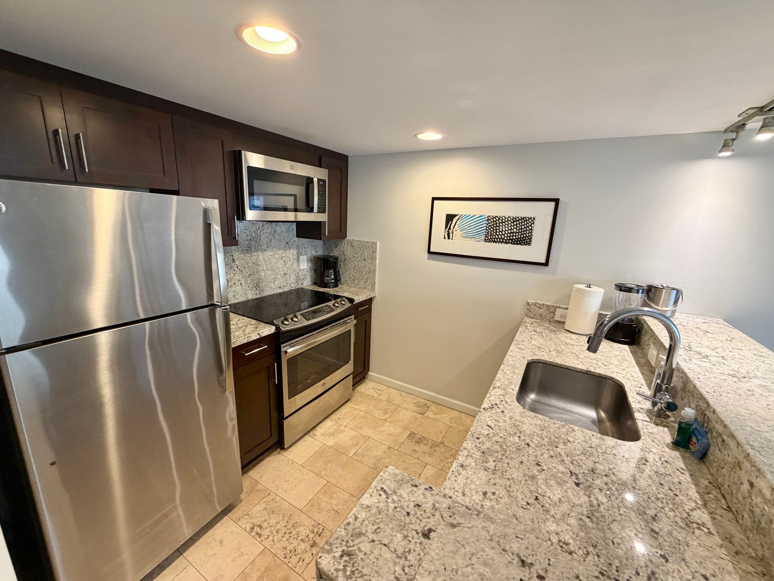 Ilikai Waikīkī Studio w/ 2 Pools and large lanai - Image 4