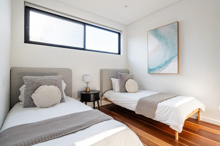 X2 Single Beds Bedroom 4