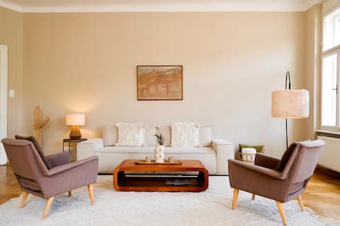 Top performing Airbnb: Central Luxury Apartment / free Parking / Balcony in Lend