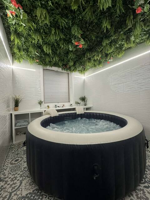 Accommodation, Private Jacuzzi at Felici's_Spa 7pm-12pm