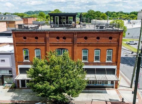 North Georgia’s Premier Loft - 10 Queen Beds