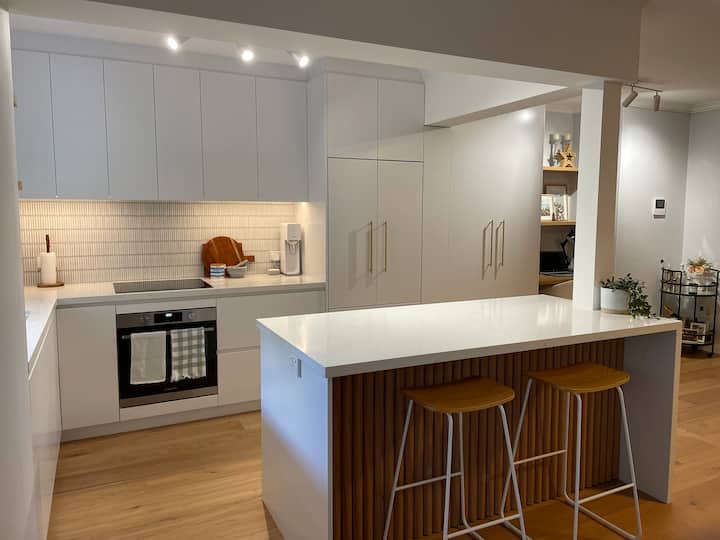 Spacious & Stylish 2-bed In Trendy Surry Hills - Randwick