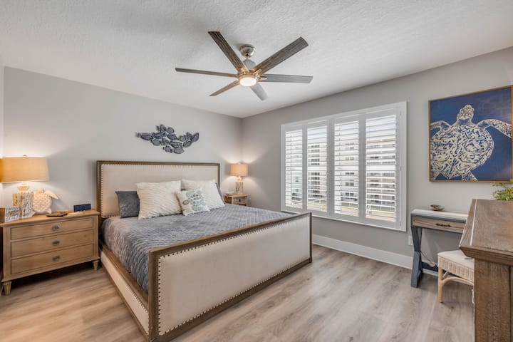 La suite principal es el lugar perfecto para instalarse después de un día bajo el sol. Los padres disfrutarán de la lujosa ropa de cama y el baño privado para privacidad.