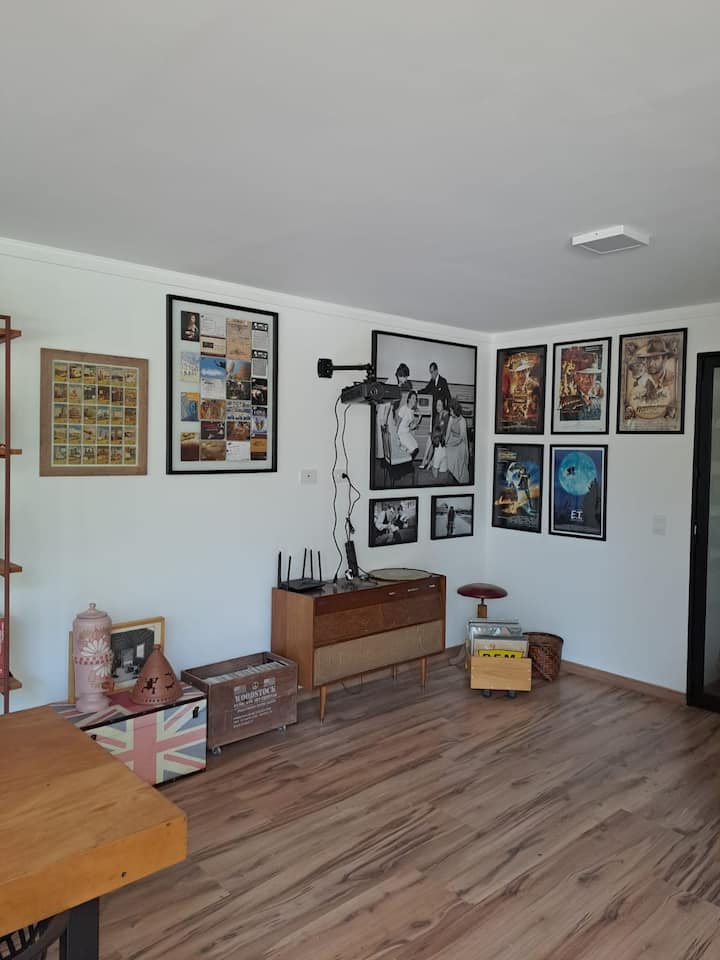 Dhomë me projektor dhe katër futtonë 1mx1m