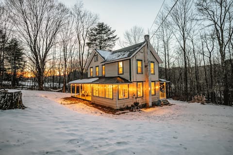 The Swiss Hill Farmhouse - 5 Bedrooms w/ Hot Tub