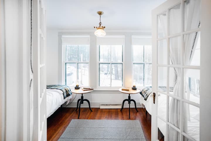 Downstairs bedroom with two twin beds 