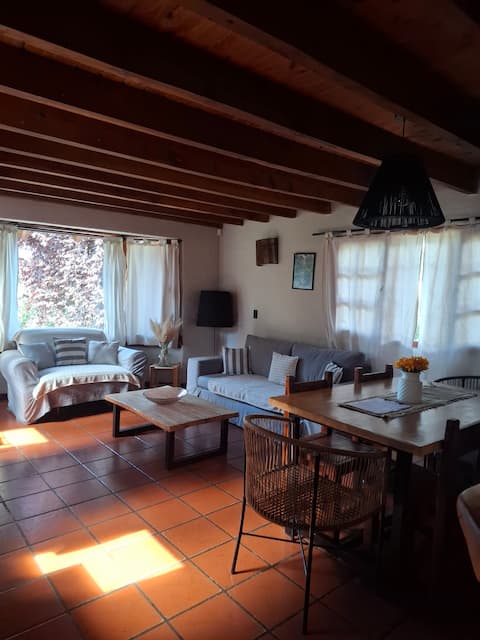 Anuncio de Airbnb popular: Cozy House with Garden and Mountain Views en Río Negro
