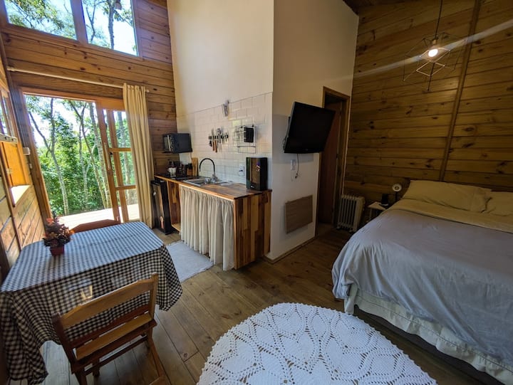 Visão geral do espaço do quarto, cozinha e área de jantar