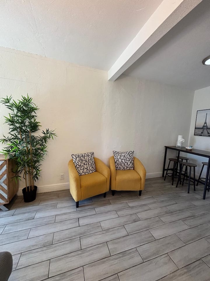 2br With Backyard Near Airport & Design District - Miami, FL