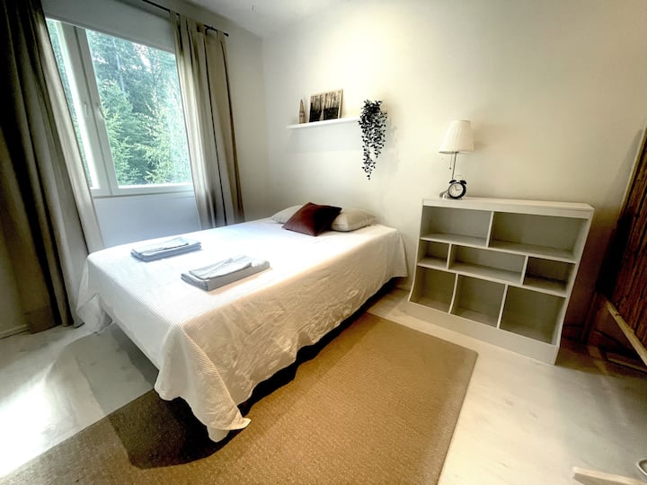 ყველა საძინებელს აქვს მუქი ფარდები, ჟალუზები, ორმაგი საწოლი და სათავსო სივრცე. ყოველდღიურ ცხოვრებაში აქაურობა ბავშვების ოთახია, ამიტომ, სურვილისამებრ, შეგიძლიათ დატოვოთ ბავშვის საწოლები და სათამაშოები.