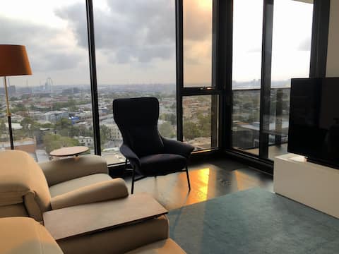 Top performing Airbnb: Sunsetter 2: Carpark, Outdoor Pool & Spa, Views! in North Melbourne