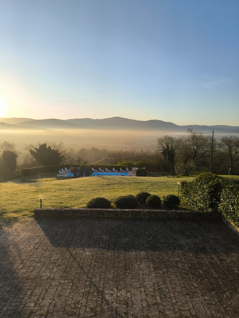 Tuscan villa for 9 people with garden and pool